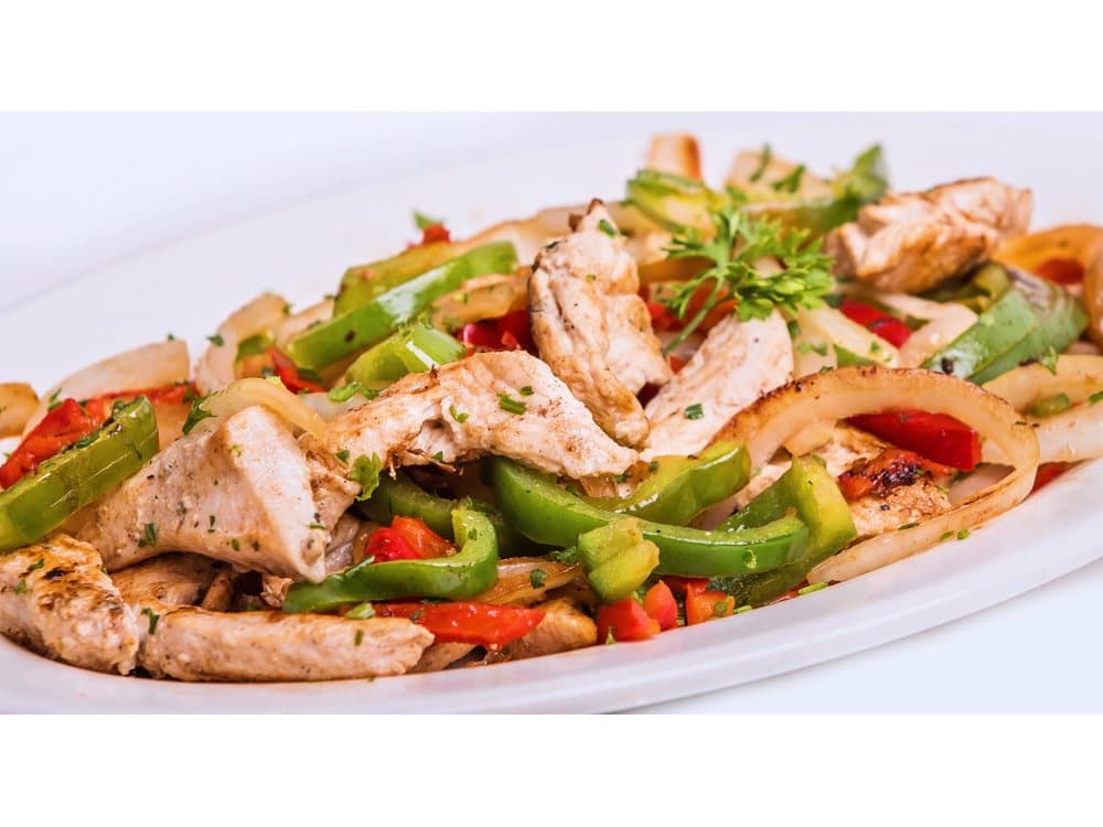 Pollo a la Juliana — Chicken a la julienne with onions and peppers