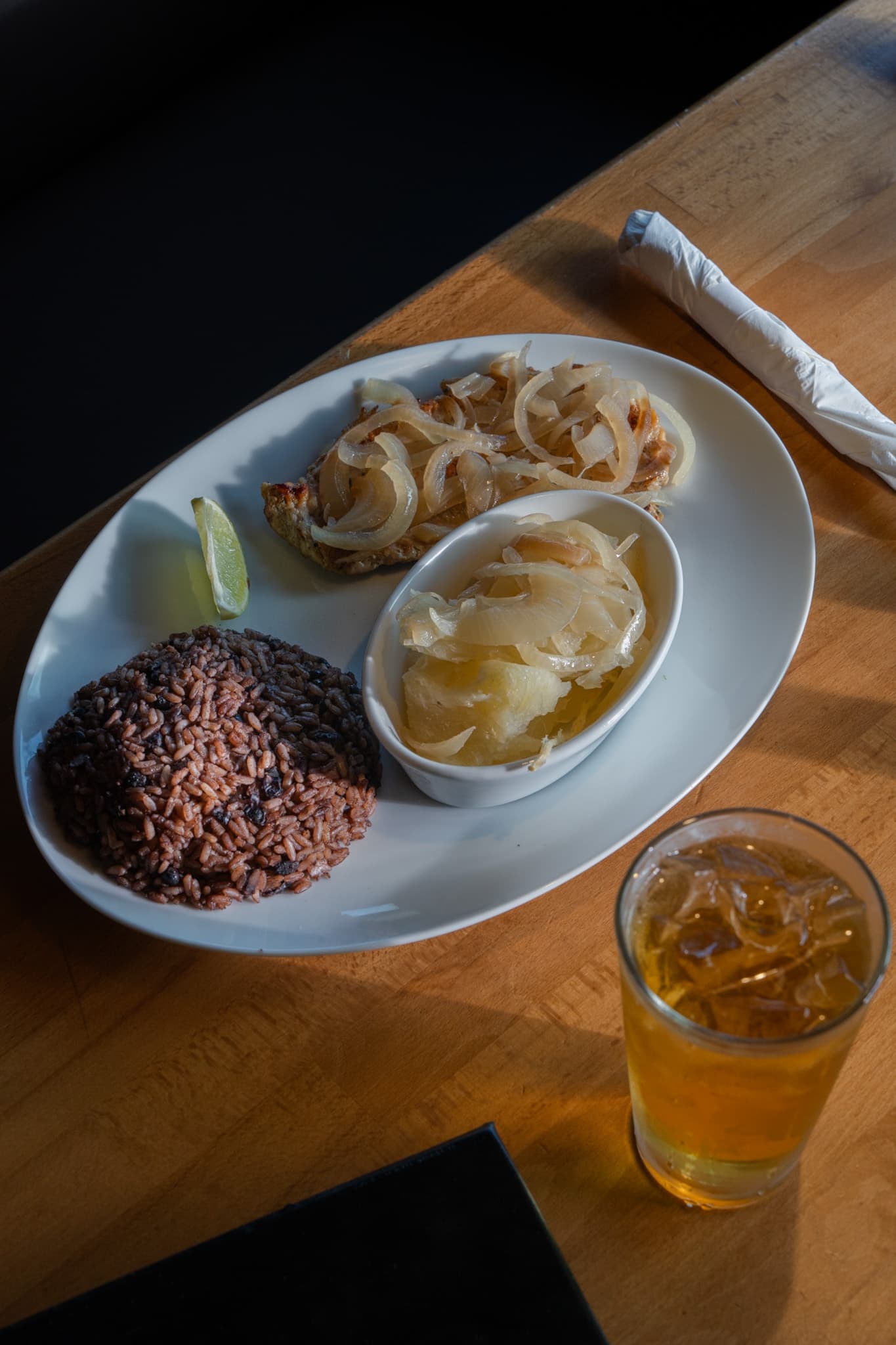 Yuca in garlic mojo with onions, congrí and an iced tea